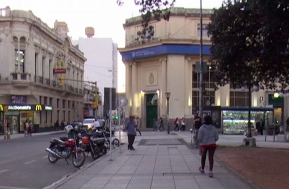 Les impidieron ingresar para pedir comida y lanzaron piedras al local