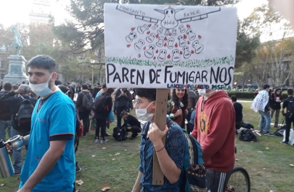 Masiva marcha de barbijos en Rosario contra el uso de agroquímicos