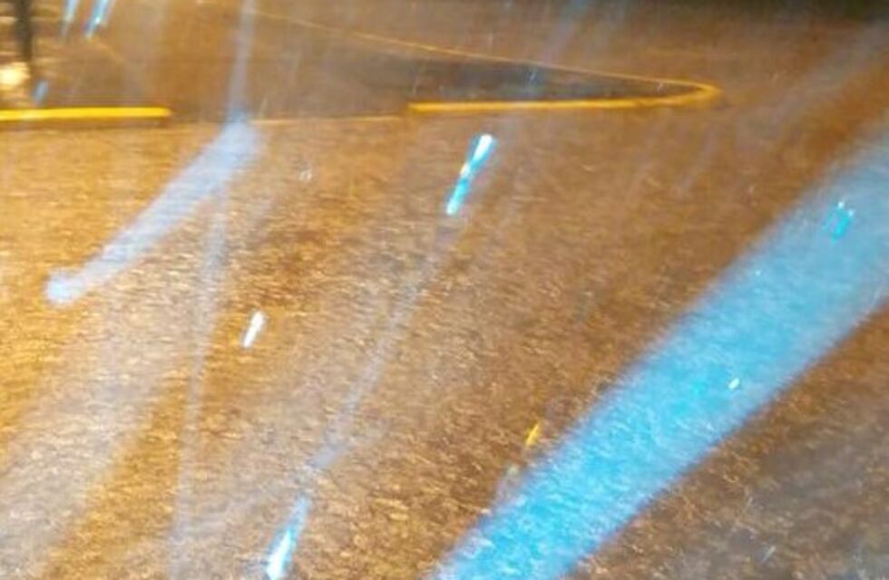 Precaución: agua sobre la calzada entre Campos Salles y General Rojo