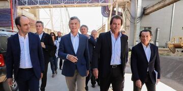 La recorrida del presidente Macri y su comitiva por Timbúes\u002E (Casa Rosada)\u002E