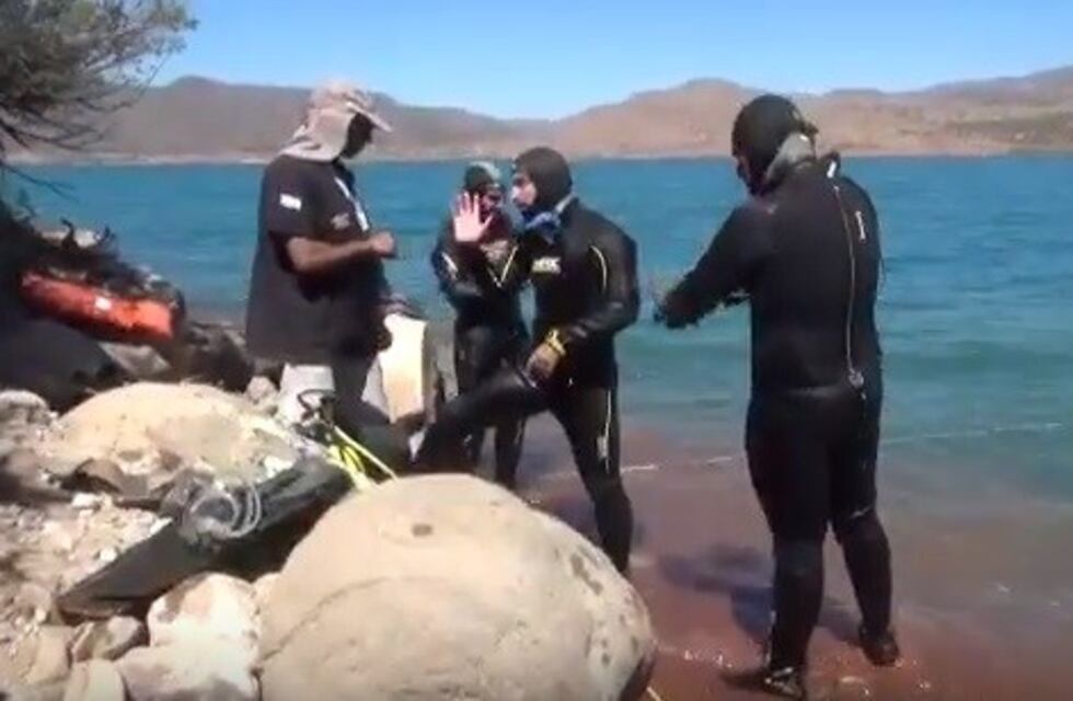 Buzos continúan la búsqueda del cuerpo de Arregui en el dique Potrerillos