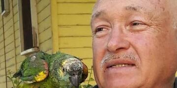 El loro, Diego Armando, junto a su dueño, Mario Guzmán\u002E