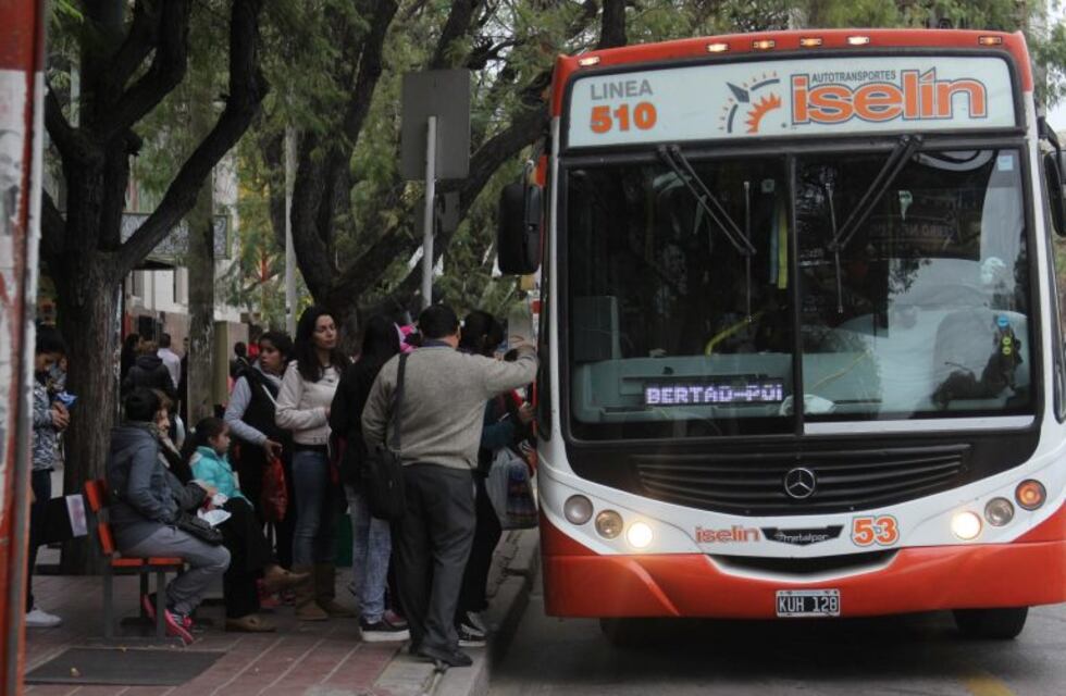 El Gobierno busca bajar el precio del transporte público en el sur