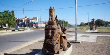 En la rotonda de Huarilán se emplazó una escultura hecha en madera del artista local Facundo de la Rosa