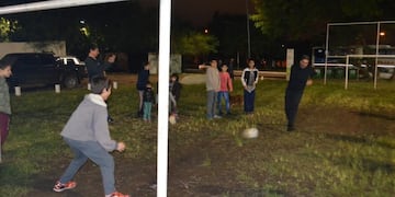 Capitanich, junto a los niños del barrio, compartió unos minutos de juego\u002E (Prensa Municipal)