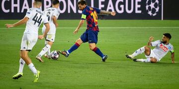 Barcelona's Argentine forward Lionel Messi (C) fights for the ball with Napoli's Portuguese defender Mario Rui (2nd L) during the UEFA Champions League round of 16 second leg football match between FC Barcelona and Napoli at the Camp Nou stadium in Barcelona on August 8, 2020\u002E (Photo by LLUIS GENE / AFP)