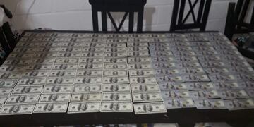 Robo de pesos y dólares\u002E