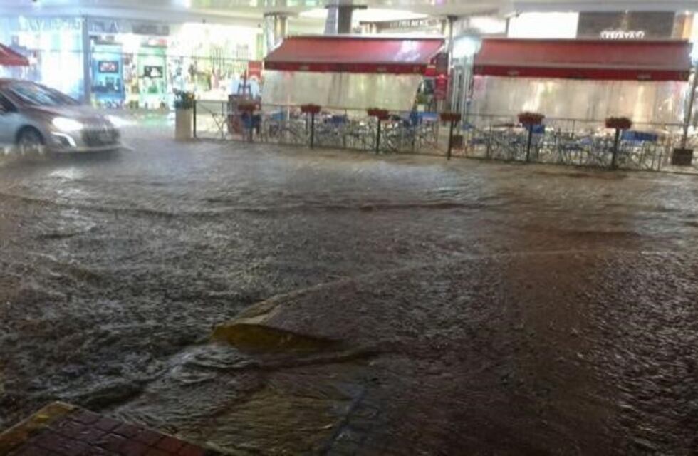 Fuerte temporal anegó varias calles en Villa Carlos Paz