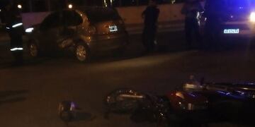Murió un motociclista tras chocar contra un automóvil en plena Costanera\u002E (Foto: Corrientes Hoy)