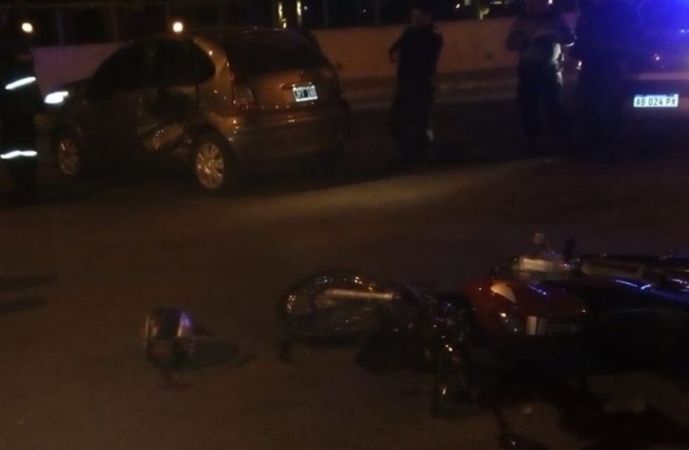 Murió un motociclista tras chocar contra un automóvil en plena Costanera