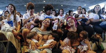 Imagen de madres amamantando bebés en Rio de Janeiro\u002E