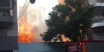 Bomberos Zapadores debieron trabajar para sofocar un incendio en una casa de Brown al 2100\u002E (@georbelluati)