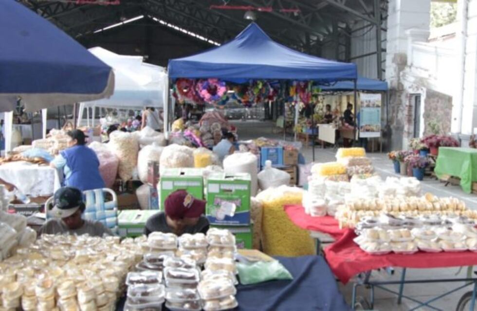 Hay más de doscientos puestos en la "Feria de Ofrendas y Flores"