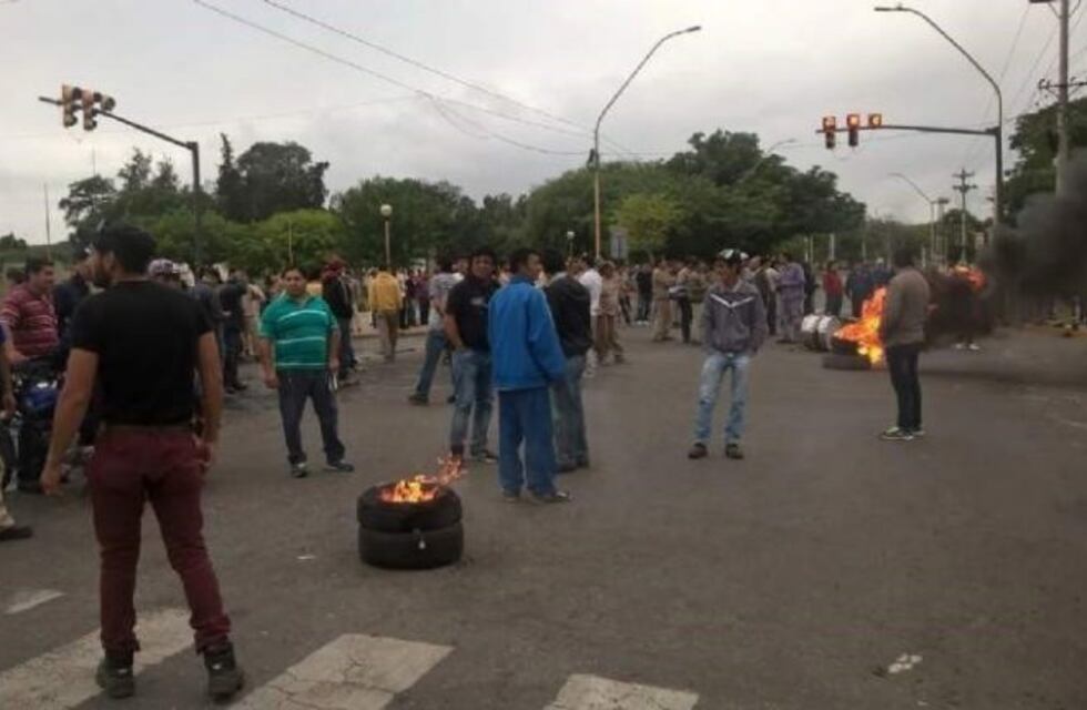 Una protesta de la Asociación de Trabajadores del Estado mantiene cortada la avenida Belgrano