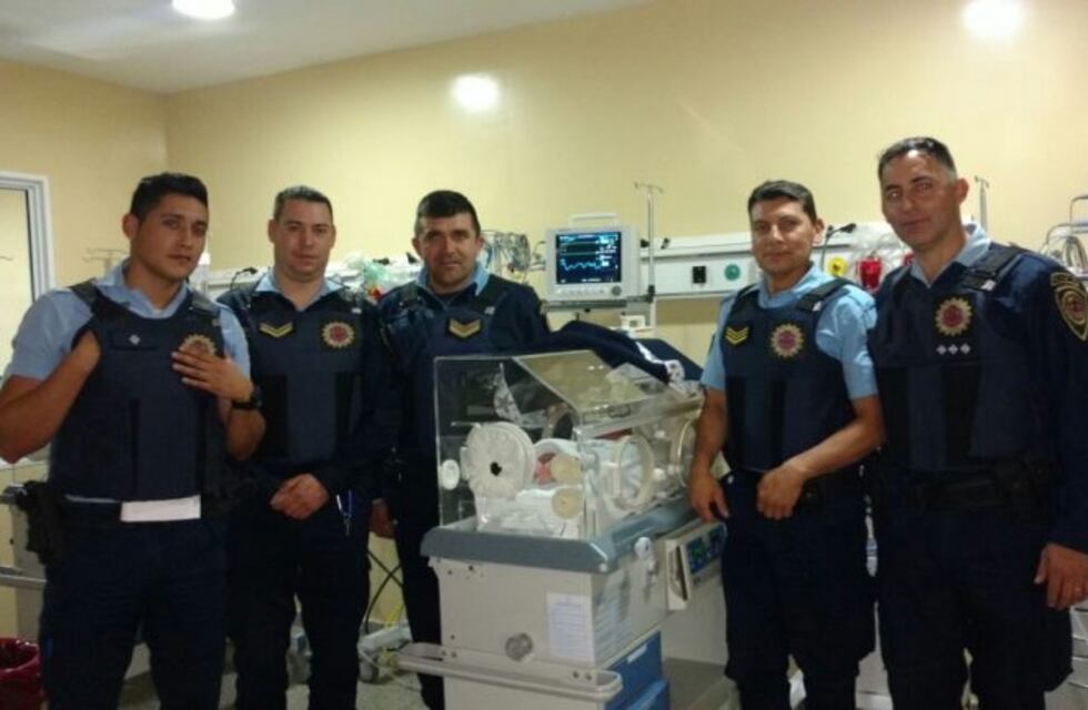 Policías asistieron a una embarazada y el bebé nació en el patrullero