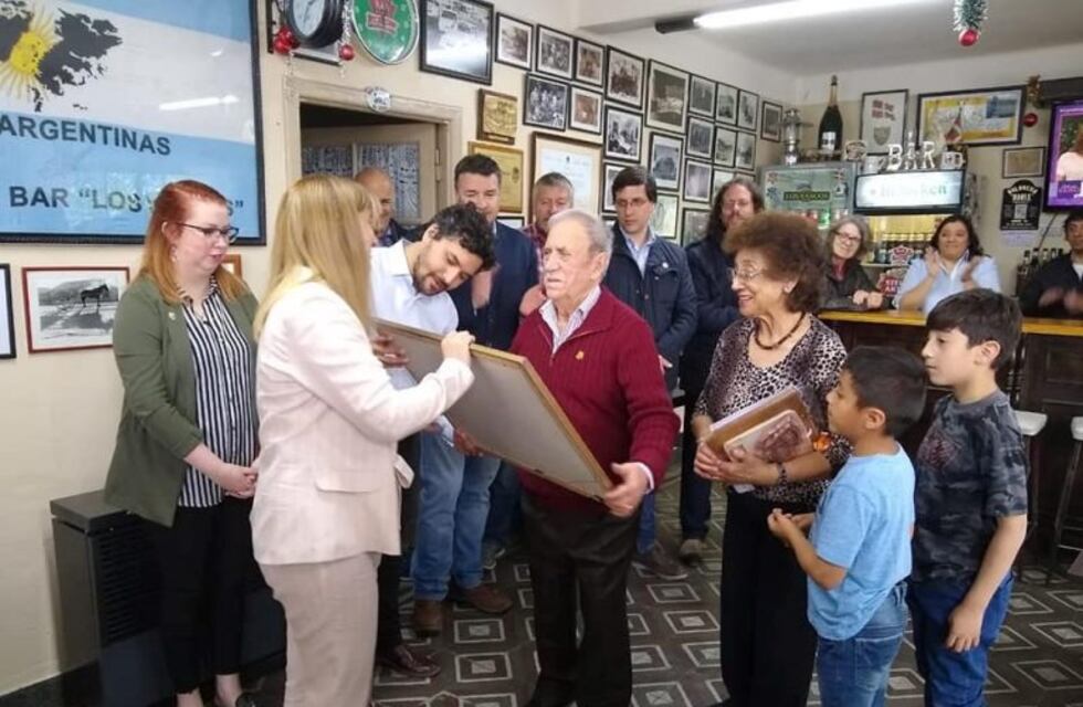 Reconocimiento a familia por la preservación del bar "Los Vascos"