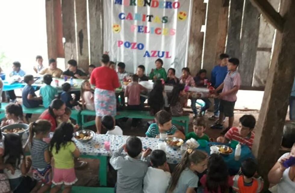 Matrimonio de policías alimenta a 250 chicos de Pozo Azul