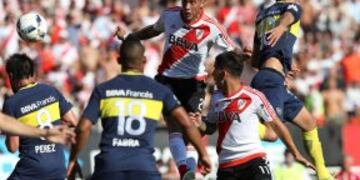 BAS042. BUENOS AIRES (ARGENTINA). 11/12/2016.- El jugador de River Plate Jonatan Maidana (c) disputa el balu00f3n con el jugador del Boca Juniors Frank Fabra (c-espalda) hoy, domingo 11 de diciembre de 2016, durante el partido de la Liga de Argentina entre el