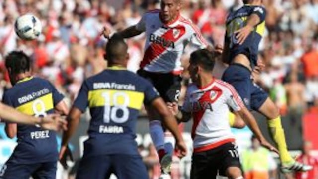 BAS042. BUENOS AIRES (ARGENTINA). 11/12/2016.- El jugador de River Plate Jonatan Maidana (c) disputa el balu00f3n con el jugador del Boca Juniors Frank Fabra (c-espalda) hoy, domingo 11 de diciembre de 2016, durante el partido de la Liga de Argentina entre el