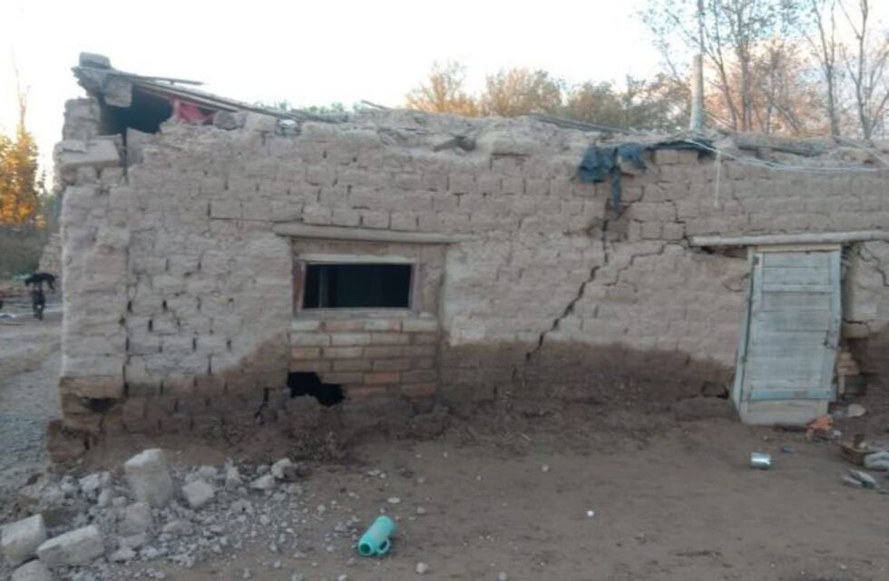 Una familia pide quedarse en una casa que está a punto de derrumbarse