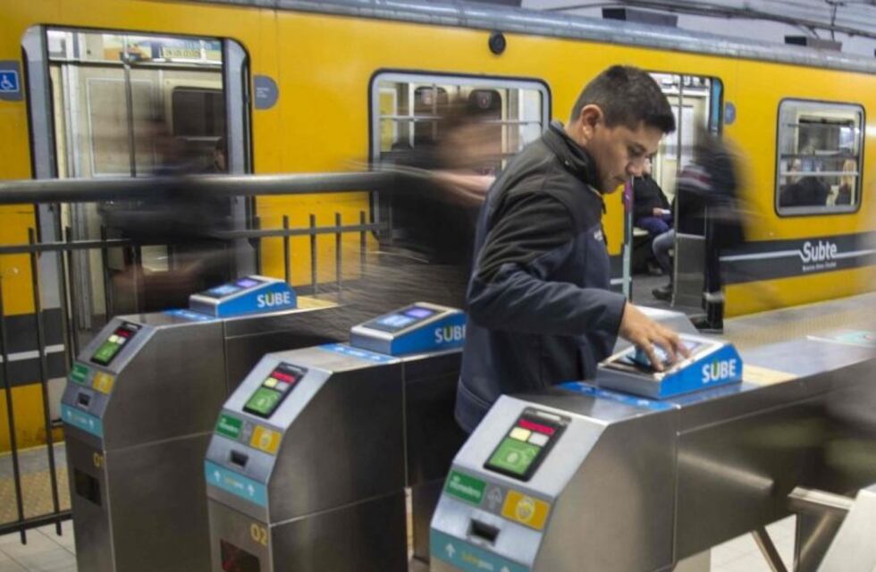 Trabajadores de la línea B de subtes levantaron los molinetes por una protesta