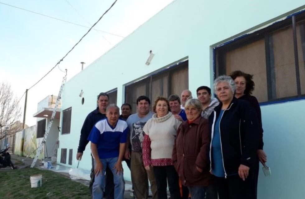 Gran gesto: cumplieron 40 años de egresados y decidieron pintar el colegio
