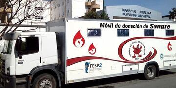 El camión, afuera del hospital Materno (El Tribuno)
