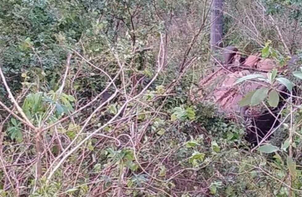 Tres horas estuvo atrapado el conductor de un vehículo que despistó