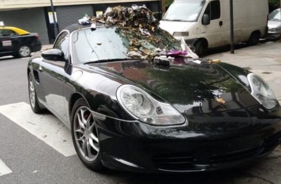Estacionó mal su Porsche y los vecinos se lo llenaron de basura