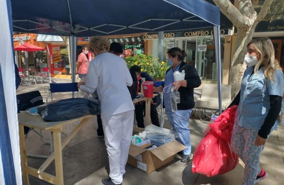 Arrancan a testear masivamente en la Peatonal: es voluntario