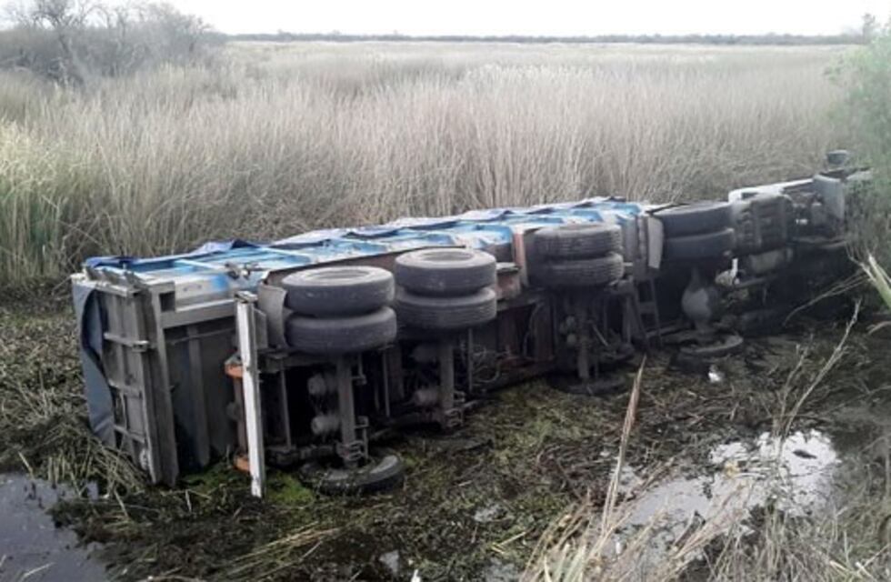 Perdió el control del volante y terminó volcando el camión
