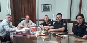 Intendente Carlos Sánchez junto a Jefes de la Policía de Tres Arroyos (prensa municipal)