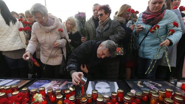 ILN78 MOSCu00da (RUSIA), 06/04/2017.- Varias personas depositan velas sobre el retrato de Malyukova Ksenia de 18 au00f1os, una de las vu00edctimas del atentado del lunes en el metro de San Petersburgo, que deju00f3 14 muertos y decenas de heridos, durante una marcha en e