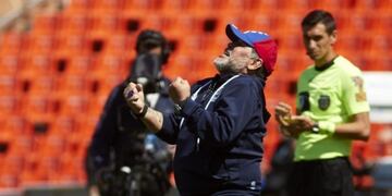 Primer triunfo de Diego Maradona como entrenador de Gimnasia (web)\u002E