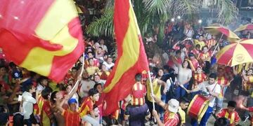 MIles de fanáticos despidiendo a Sarmiento\u002E