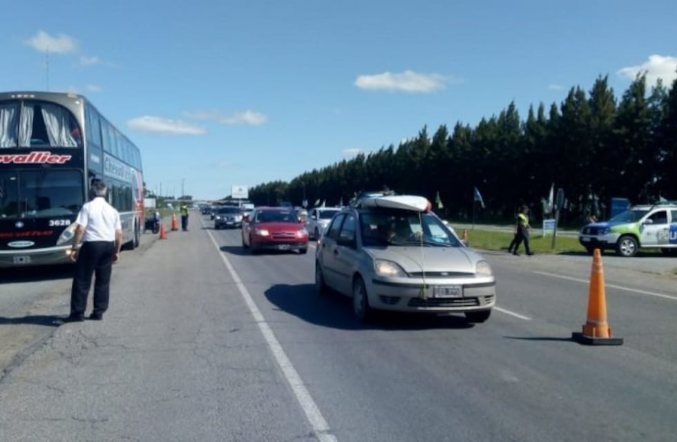 Detuvieron un micro en la Ruta 2 por "maniobras imprudentes" y los choferes dieron positivo en consumo de cocaína