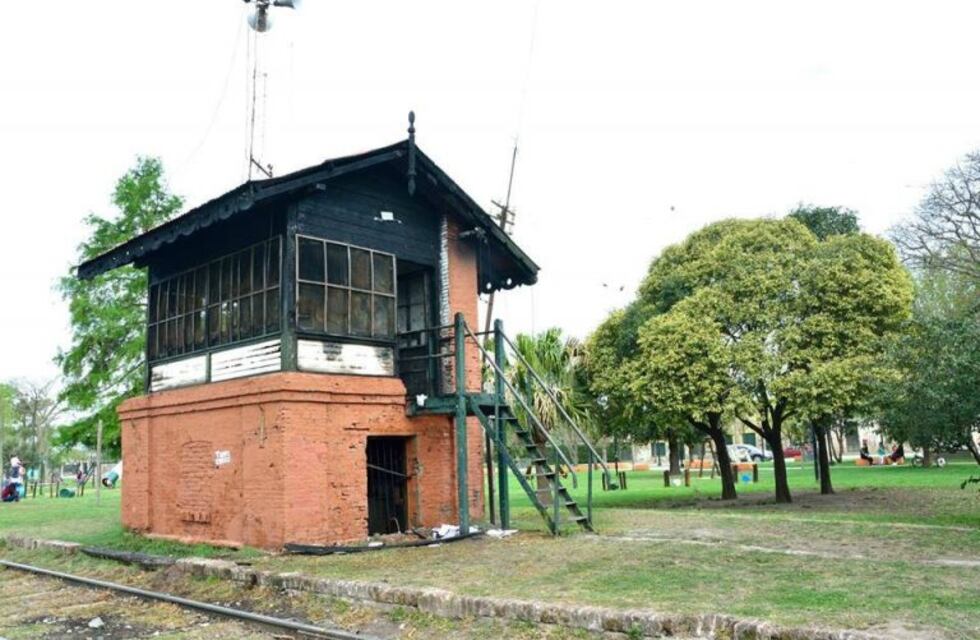 Atraparon al menor que incendió la garita de ferrocarril de Roldán y dijo que fue una broma