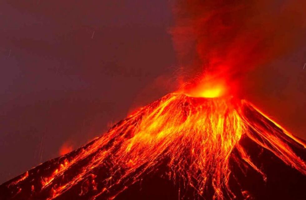 Registraron a un volcán en erupción con una insólita mueca