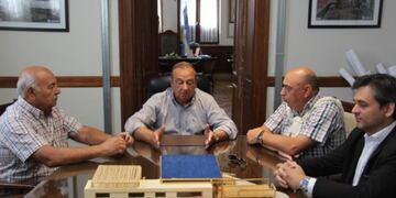 Intendente Sánchez con autoridades del Centro de Formación Profesional (prensa municipal)