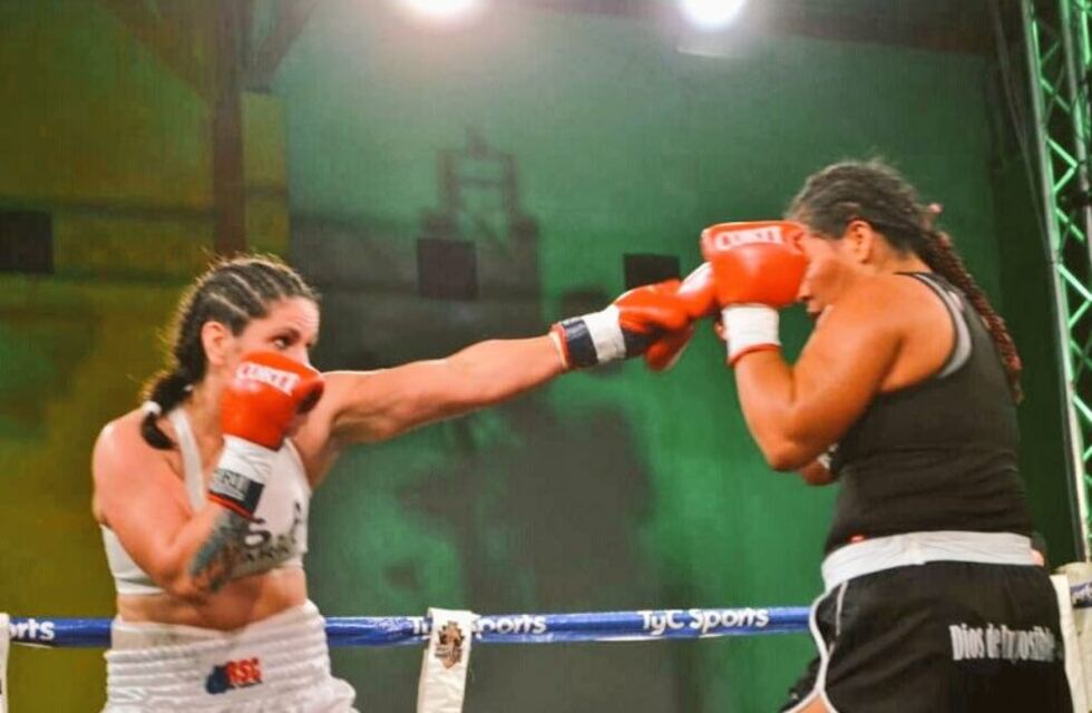 Victoria Bustos, nueva campeona superligera de la FIB