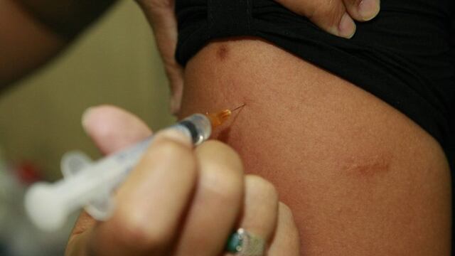 RÍO DE JANEIRO (BRASIL), 17/01/2017\u002E- Fotografía cedida hoy, 17 de enero de 2017, de la aplicación de la vacuna contra la fiebre amarilla\u002E El \