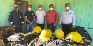 Bomberos Voluntarios de Iguazú donaron equipamientos a sus pares de El Alcázar