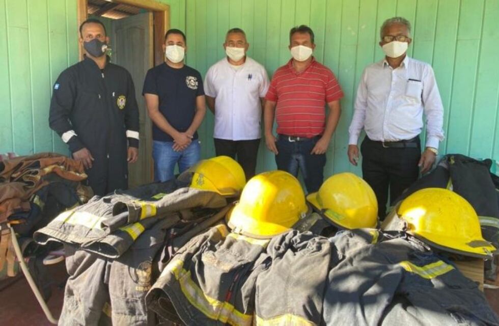 Bomberos Voluntarios de Iguazú donaron equipamientos a sus pares de El Alcázar