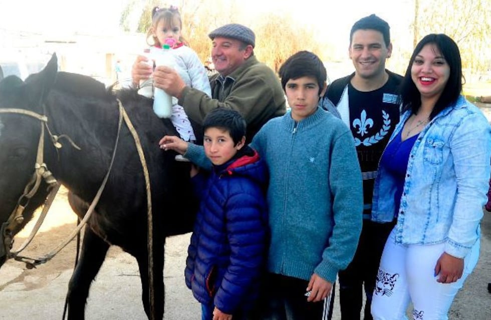 Ramón y "Pantera" se unieron para que Isabella pueda crecer con leche de yegua