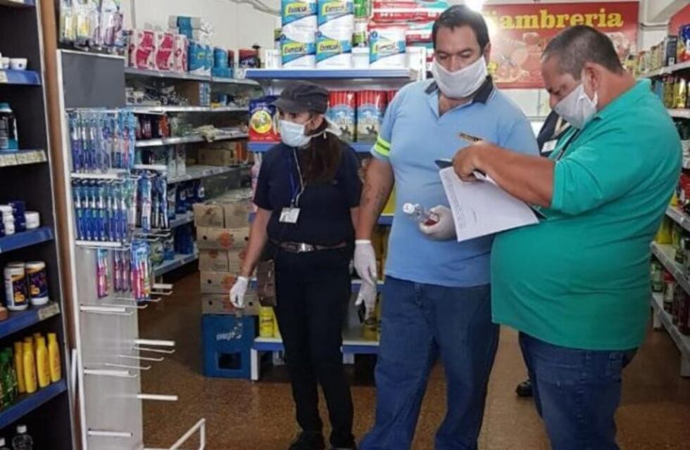 Empleados de la municipalidad de Puerto Libertad controla los precios en los comercios