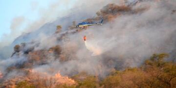 Incendio forestal originado este lunes 21 de septiembre al sur de Villa Carlos Paz\u002E (Foto: prensa municipal)\u002E