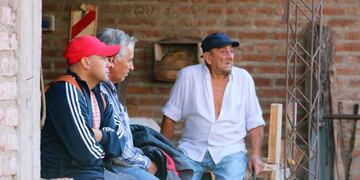 Los empleados miran el desolador panorama\u002E