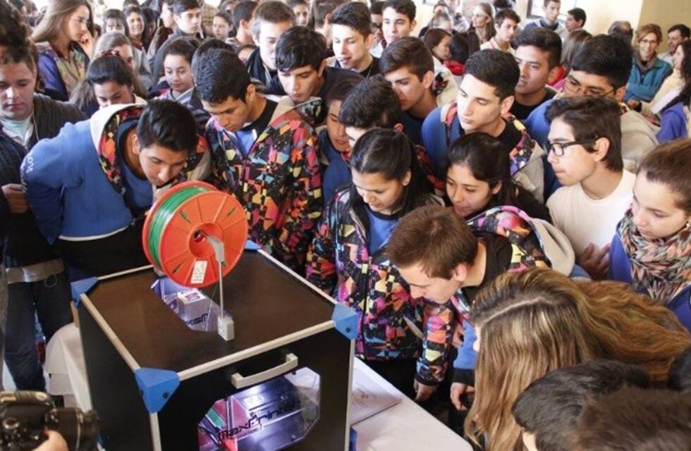 Alumnos mendocinos fabricarán camas ortopédicas con impresora 3D
