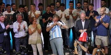 Schiaretti besa la camiseta de Racing\u002E