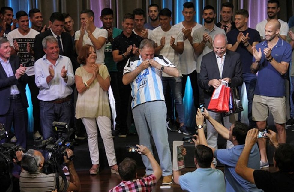 Los jugadores de Racing fueron homenajeados por el gobernador Juan Schiaretti